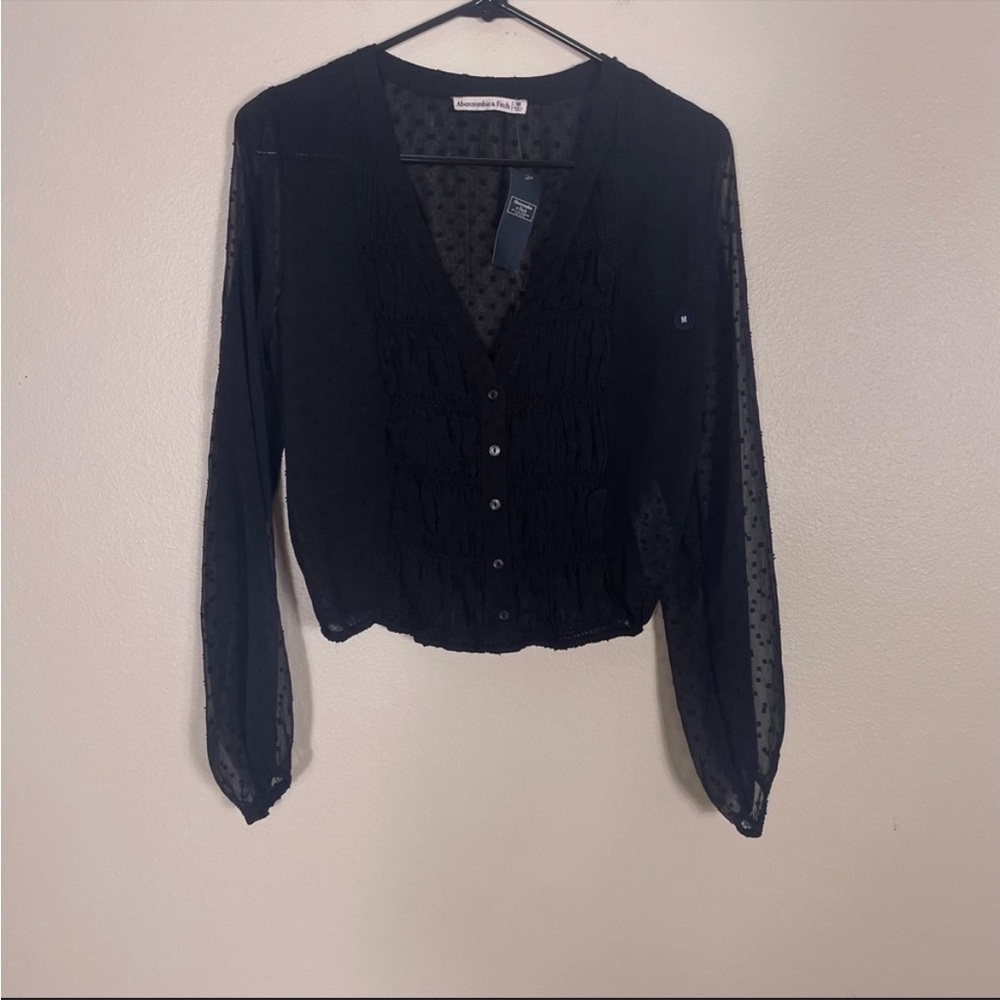NWT. Abercrombie & Fitch Black Polka Dot V Neck